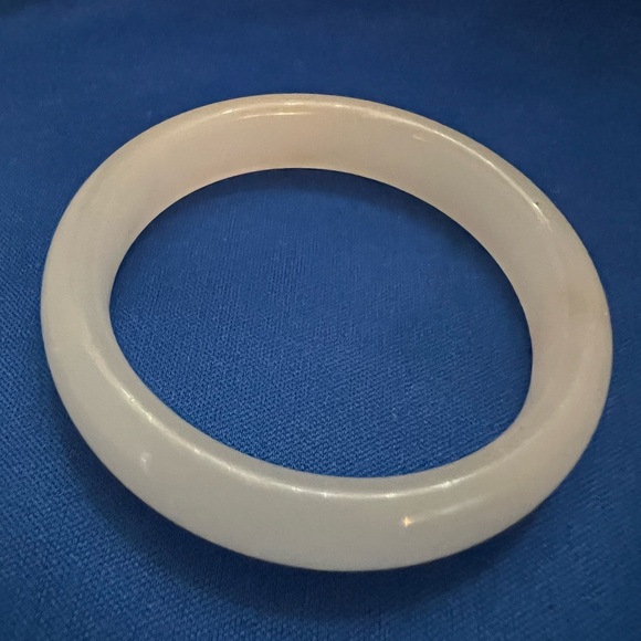 2/22–46 Vintage Boxed Solid White Jade Cuff Bracelet - Picture 5 of 5